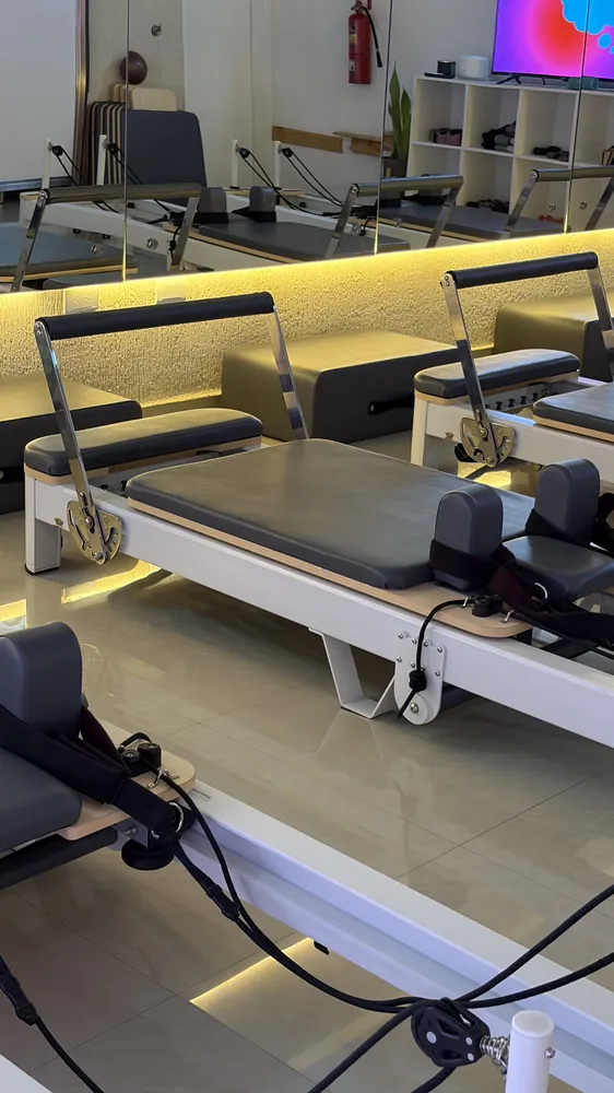 Detalle de una máquina de Pilates Reformer del salón