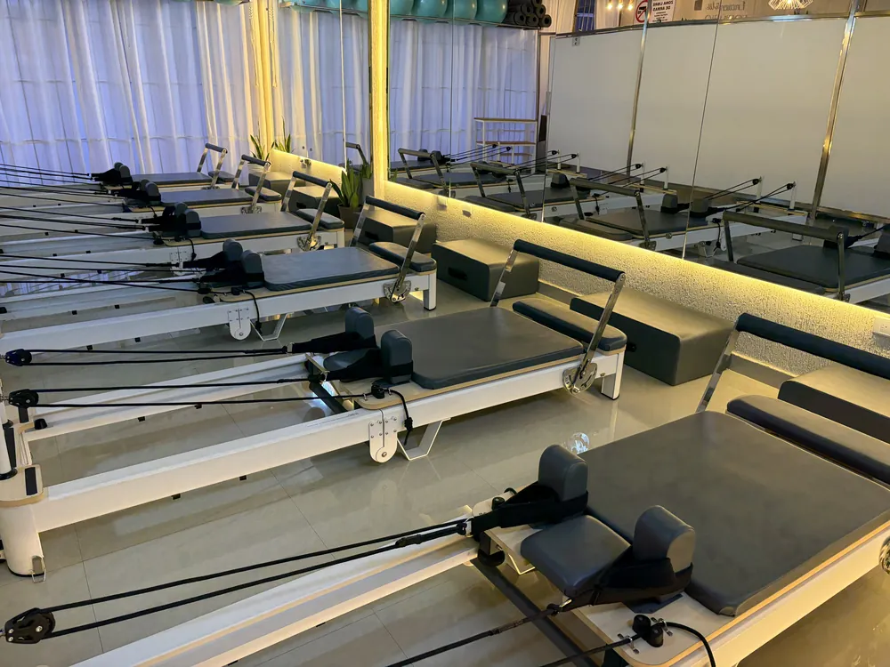 Sala de Pilates Reformer de Forma Pilates con máquinas alineadas frente al espejo