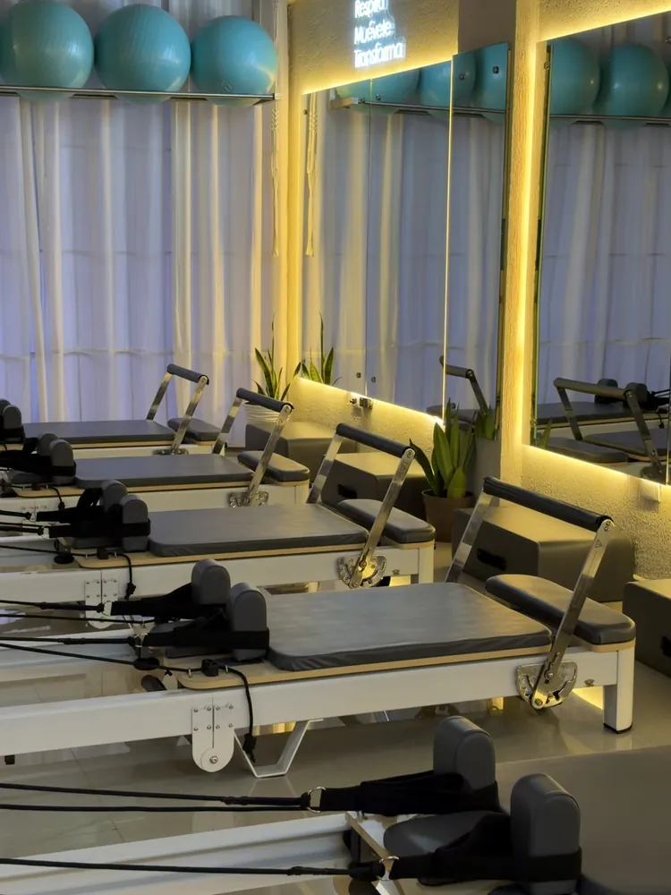 Pelotas de pilates sobre la cortina de la ventana con el neón de fondo