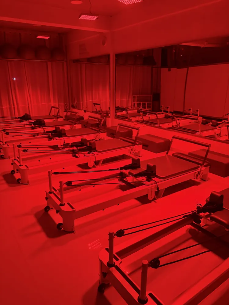 Sala de Reformer iluminada por los paneles de luz roja