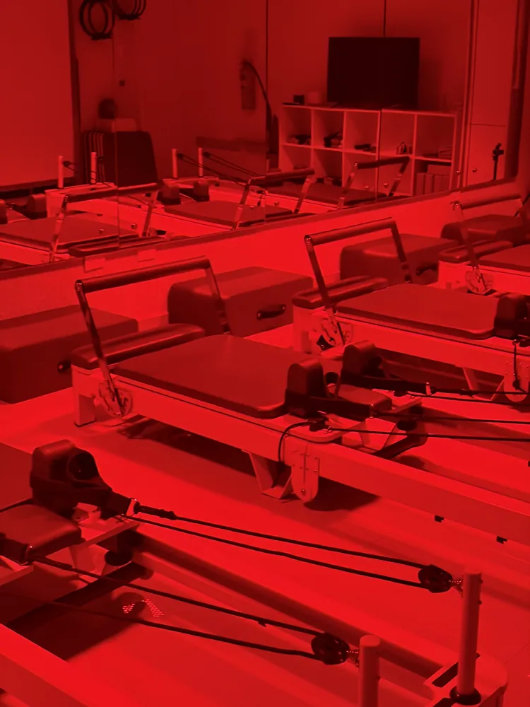Máquinas Reformer bajo la luz roja del salón